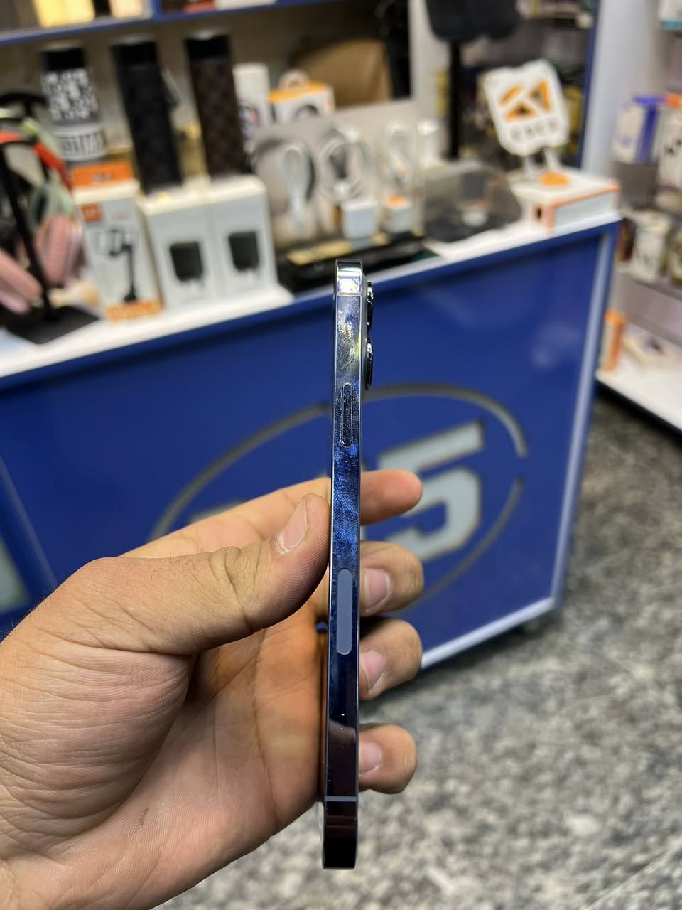 13 برو ماكس 256 بطارية 88 بلادية لا معلايه ولا ملعوب بجهاز وتر بروف نظافة جدا عالية جهاز كلشي شغال بي ومابي اي مشكلة مع ضمان 5 أيام اي مشكلة بجهاز يستبدل 
عنواني بغداد الجديدة شارع المسبح 
*********** 
سعره 690 الف
