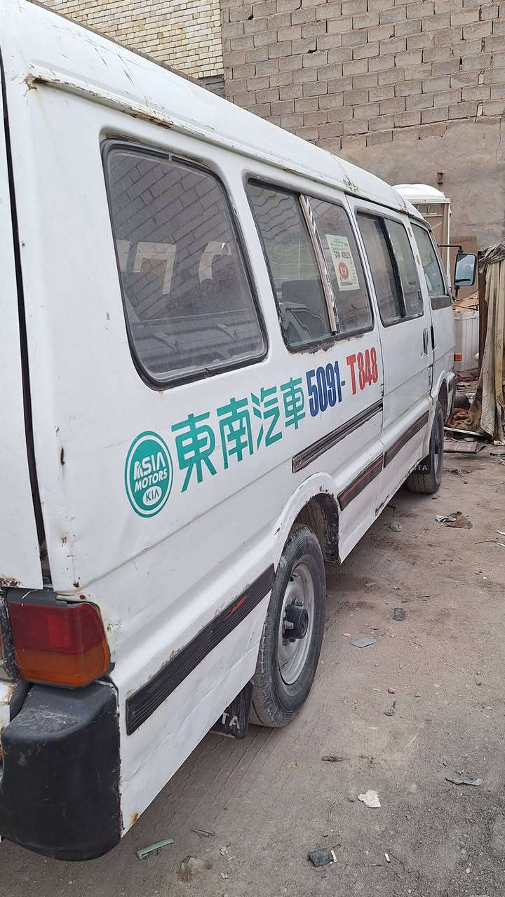 كيا اسيا موديل ٢٠٠٠ بلاديه بس صفحت الطويله بهه معجون وره باب السايق  سنويه ال٢٧ راعيهة يريد مداور مصفره من هيه ومرور  كير اكسن خير من الله  مكينه هستوهة بادي بيهة خيط بخار  سعر ٦٠وبيهة مجال قليل مكاني كربلاء ***********
