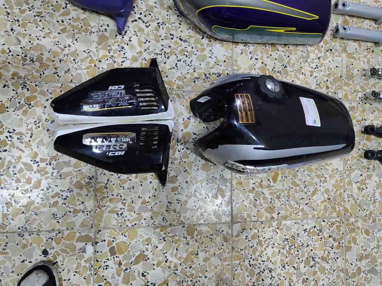 السلام عليكم اغراض مستعمله للبيع 
زوج وياله هنه وتوايرهن كاملات سعرهن. 50 
تانكيات 2. الاسود 15. والبنفسجي  10
كشن   10
سكان هوه اغراضه كامل ب 10  
صالنصه 10 
دبلات امامي كافير مال ايران. بلاد 30
دبلات خلفي مال ناما جدد مصار هواي مستعملات ب 15
دبلات خلفي مال كفير مال ايران ب 15 
شوته و واقيه خلفيه ثنينهن ب 5
ستان نص ودوسه بريك ثنينهن ب 5
ماشات خلفيات 2 وحده ام الشمس والثانيه ماكس ثنينهم ب 20
دواسه نص ب 5 
ماشه امامي ب 10
جاملغ خلفي كفير ويا بگ لايت بس شكل ب 10 
بطاله مال اشاير بلاش طبلات بريك امامي خلفي اصليات ثنينهم 15 
للتواصل هاذ رقمي *********** مكاني الزيوت الاغراض مستعملات وكلهن اصلي
