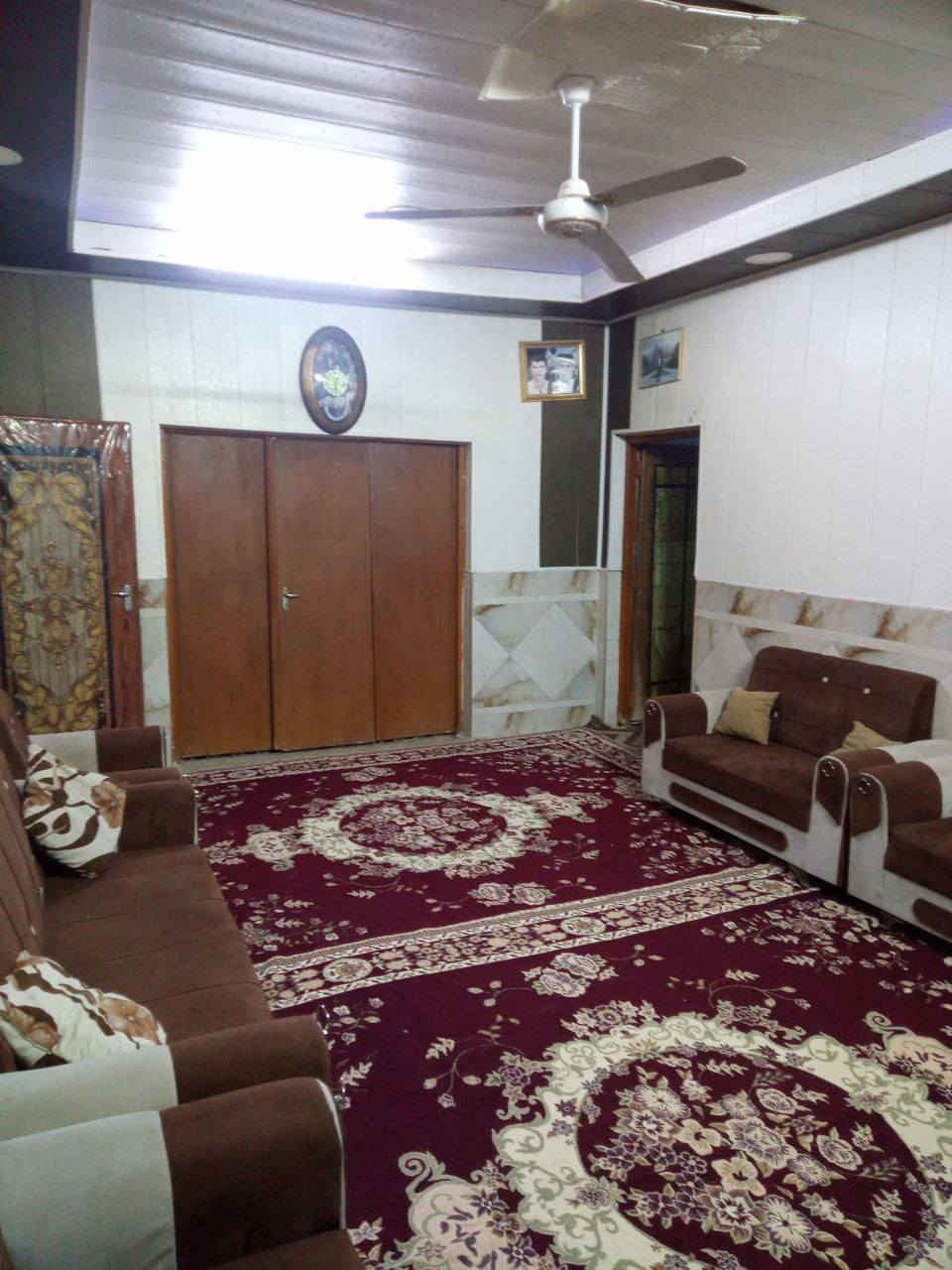 بيت في ميسان حي الحسن العسكري قرب صيدليه الشاكرين. المساحه 240م البيت متكون من ثلاث غرف ومطبخ وصاله ودوانيه وحديقه. الاستفسار الاتصال على الرقم *********** تصال اوتساب فقط👌
