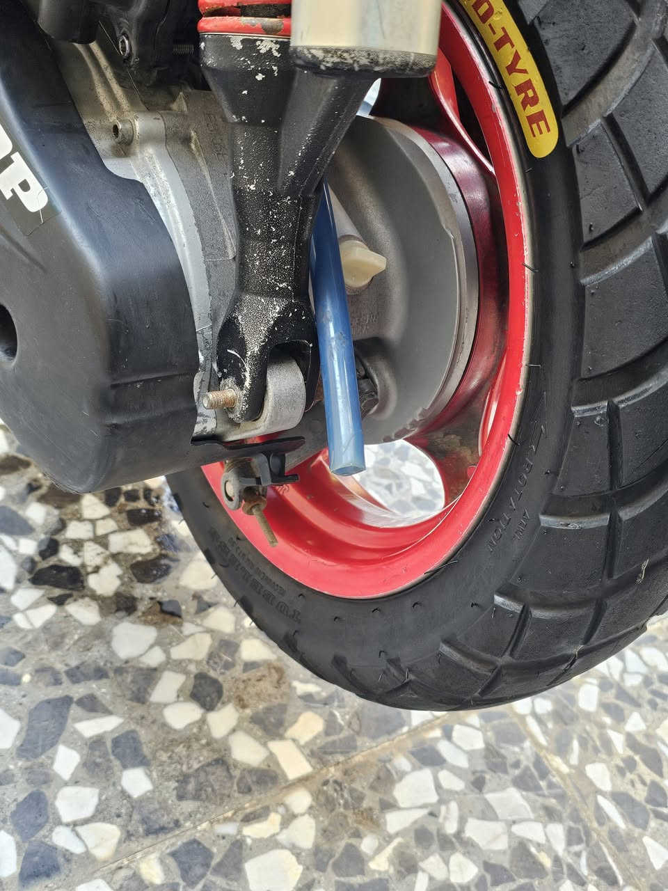 السلام عليكم سكنس جبلي للبيع او مراوس دراجة حلوة وبيهة تزويد دبلات وفج ويدات وستيرن بطح و سستم سماعات دمام وبيهة نواعم مبينة كدامكم تزويد اصلي تايرات تايواني جلاتين ما بيهة اي نقص مكاني بغداد الحسينية رقم ***********
