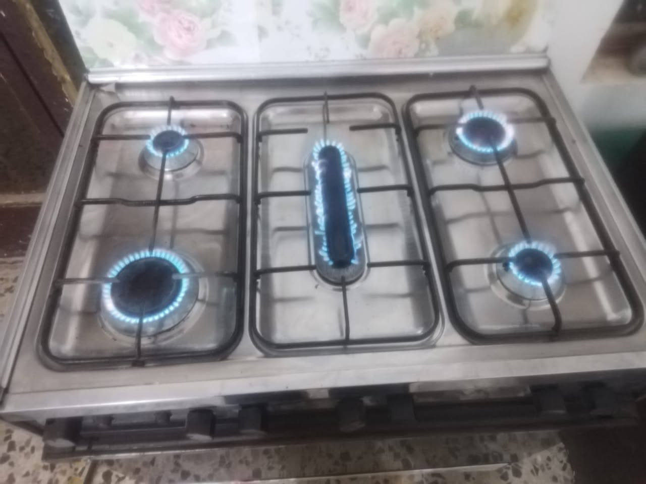 طباخ. شغال فرن وعيون فقط ليديه فلتت مثبته برغي. سعر. ١٠٠
المكان ابو. غريب الناحييه موجود توصيل 

***********
