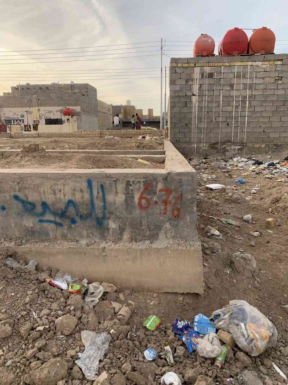 من رخصت الأدمن 
بتلو للبيع المساحه 200 متر على شارع عشرين وخلفه فرع يعني على شارعين كامل خدمات العنوان حي رحمة الثانية شارع عشرين قرب لمستشفى لبناني ***********  @إشارة
