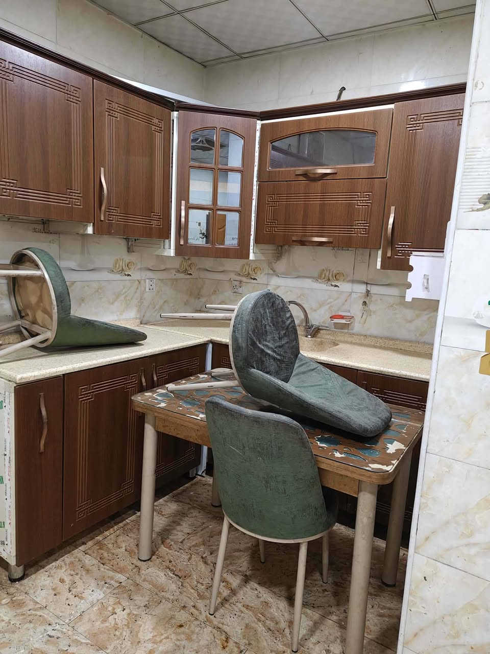 كاونتر نضيف جدا سعره 600 ويا طباخ تخم 10 مقاعد سعره 350
مكاني ابو غريب النصر و السلام واكو توصيل ع فحص بي واتساب ***********
