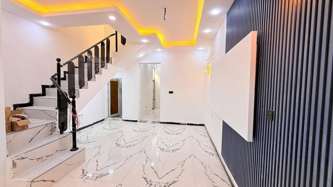 ‏دار سكن للبيع 🏠✅
مساحة 100م✅📍
  التقيه الثالثه خدمات كامل بنيان حديث  درجة أولى جاهز للسكن 
يحتوي ع غرفه وصاله ومطبخ وصحيات وستقبال 
 #للاستفسار 
او مراسله الصفحة أو واتساب او الاتصال ع الأرقام التأليه 
   ***********
