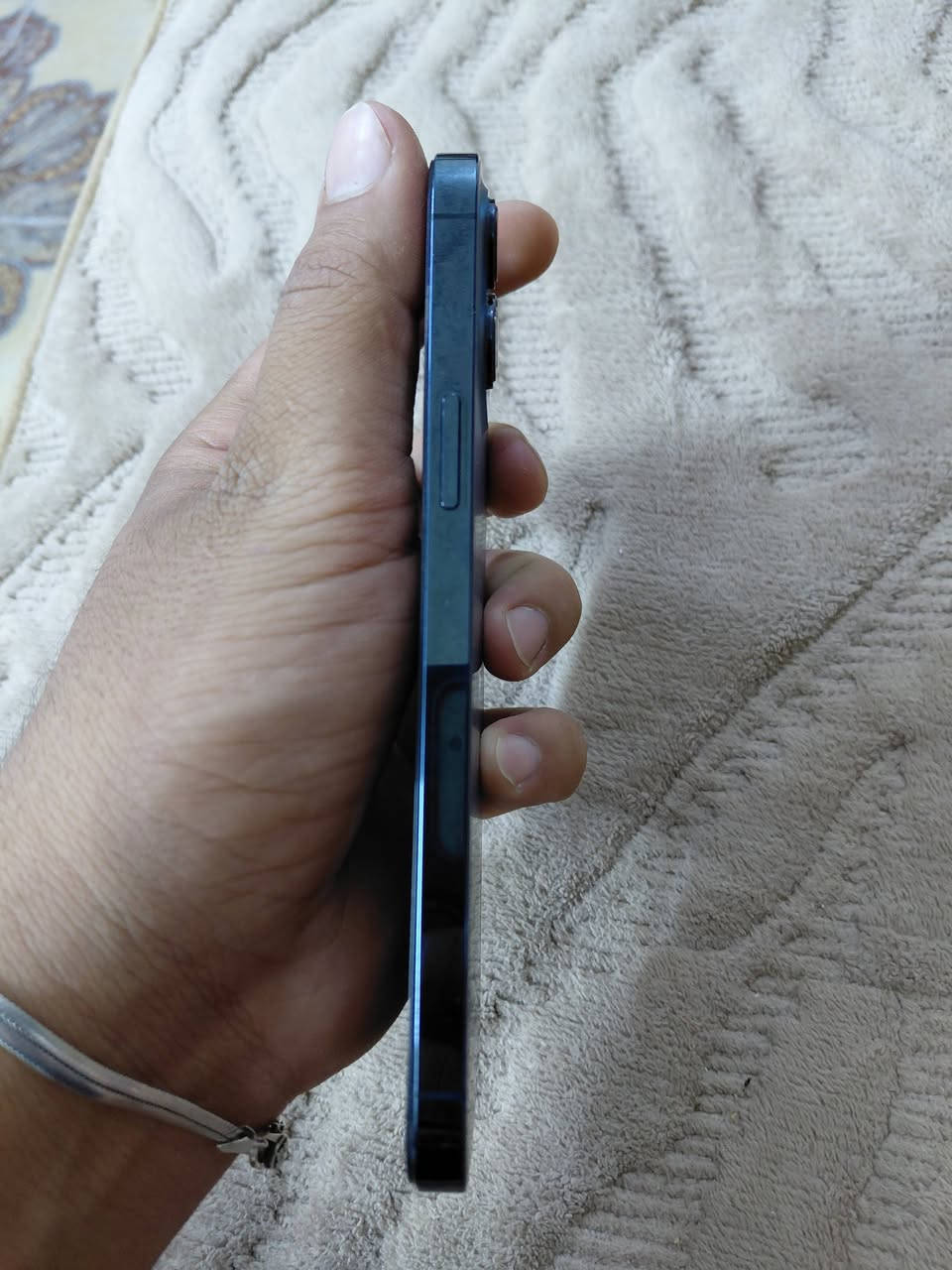السلام عليكم عندي 12 برو ماكس شاشه ابدله 3 خيارات نوعيه زينه بطاريه 77 ذاكره 256  السعر 250 مكاني حله شارع 60 رقمي ***********
