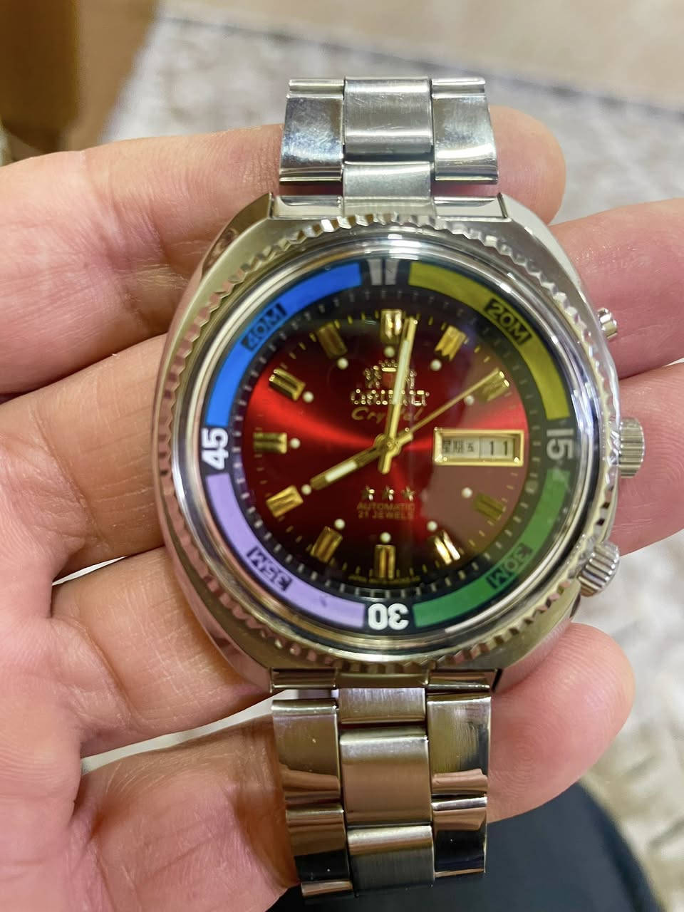 ساعة أورينت (Orient king Diyer) ياباني كلاسيك أوتماتيك ذات مينه أحمر متدرج وتحتوي على 21 حجر مع عقارب ذهبية اللون الطوق الدائري دوار
قطر الساعه 44 -45 ملم
نافذة للتاريخ اليومي والشهري 
الهيكل مصنوع من الفولاذ المقاوم للصدأ (ستانليس ستيل)
نظافة الساعه ممتازه 
وقت مضبوط جداً جداًاًاًاًاًاًاً
السعر 125 ألف للمهتم خاص
*********** 
المكان كركوك يوجد توصيل
