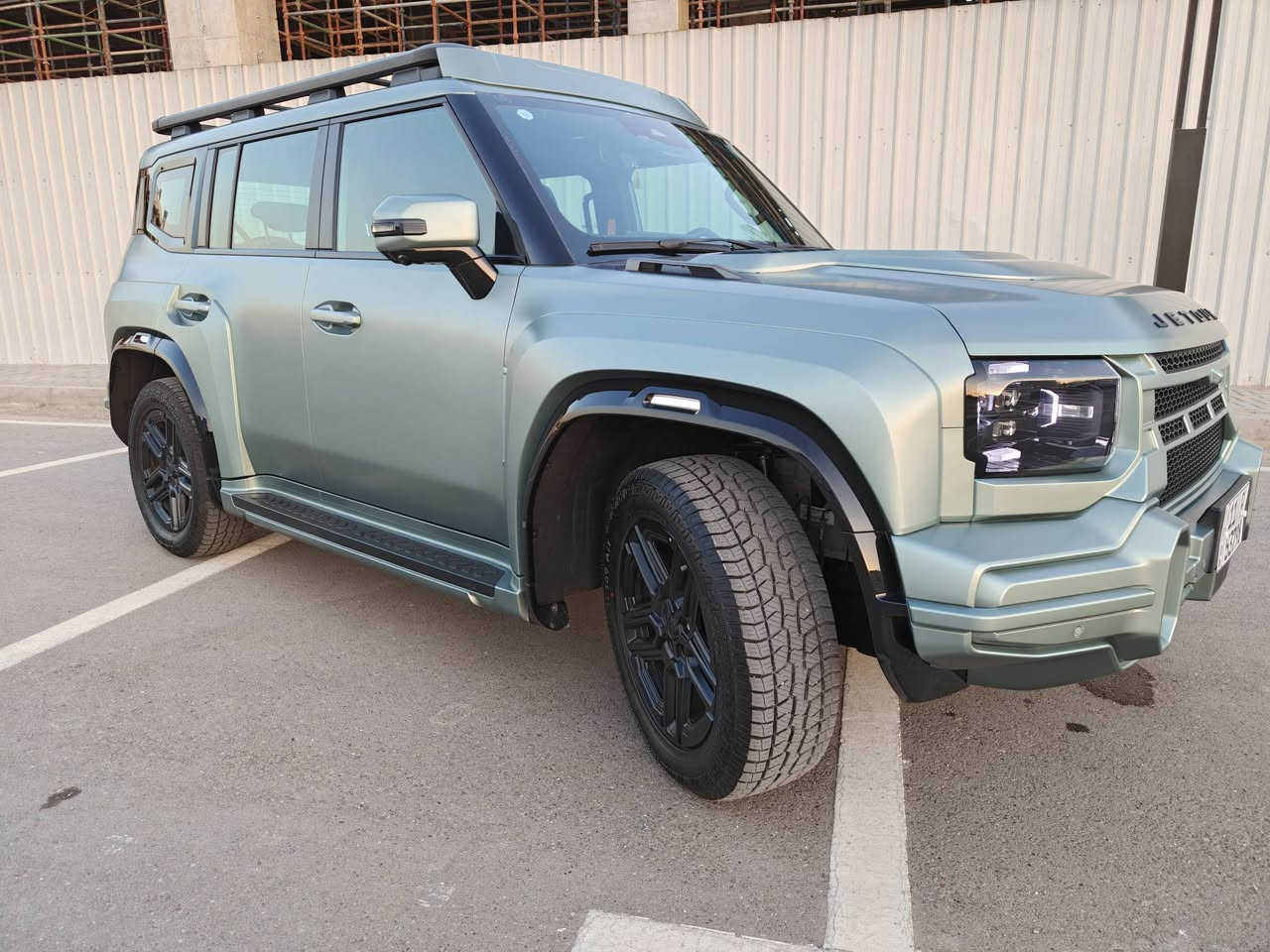 ⁨ ⁨ ⁨ ⁨ ⁨ جیتور T2 2.0L LUXURY PLUS ( Star Guard Edition)
*اصدار مميز و محدود من جيتور حارس النجوم 
اللون كرين مات 
لون جدا انيق 
يلفت الانتباه  
ويسر  الناظرين 
 
الموديل: 2026 (خليجي)
العداد: 3 الالف كلم فقط فقط 

المحرك: 4 أسطوانات 2.0L تيربو 254 حصان حقن مباشر
عزم الدوران (نيوتن-م): 390
ناقل الحركة: اوتوماتيكي من 8 سرعات AT وليس cvt
و7نمر بالموظؤلات السابقه 
نظام الدفع: نظام دفع رباعي متطور من BorgWarner
استهلاك الوقود: 8.83 لتر لكل 100 كم

الضمان الأساسي: 6 سنوات وعداد كيلومترات مفتوح
ضمان المحرك: 10 سنوات او 1،000،000 كم (أيهما اولاً / للمالك الأول)

المواصفات:
* فتحة سقف بانوراما 1.1م
* إطارات قياس 20 إنچ
* الشباك الامامي مع شعار جيتور المضاء ب LED
*عروض ضوئية وموسيقية استعراضية متعددة
*مثبت سرعة مع رادار تفاعلي
*نظام القيادة شبه الذاتية
*نظام الكبح التلقائي في حالة الطوارئ
*نظام تحذير الاصطدام الامامي والخلفي
*كاميرات محيطية 540 درجة
*حساسات أمامية وخلفية
*نقطة عمياء
* نظام تحذير مغادرة المسار
* نظام المساعدة للبقاء في المسار
* شاشة التحكم بقياس 15.6 إنچ
* شاشة القيادة بقياس 10.25 إنچ
*نظام صوتي متطور 12 سماعة من Sony
* نظام أبل كاربلاي وأندرويد أوتو لاسلكي
* نظام اوامر و تحكم صوتي
*مقصورة الركاب من الجلد الفاخر والكنتارا
*مقعد السائق والراكب كهربائي
* مقعد السائق مساج
*مقاعد السائق والراكب مبردة و مدفاءة
*مقاعد السائق والراكب ذاكرة
*إنارة ترحيبية مع إنارة محيطية متعددة الالوان
*عتبات الأبواب مضيئة
*مصابيح أمامية وخلفية أوتوماتيكية LED مع مصابيح نهارية
*نظام التكيف التلقائي مع الضوء القريب والبعيد
*نظام تقليل الضجيج النشط مع زجاح مزدوج
*المرايا الجانبية قابلة للطي كهربائياً ومدفئة
* دخول ذكي (بصمة)
*تشغيل عن بعد
*شاحن هاتف لاسلكي سريع
* نظام تنقية الهواء PM2.5 وفلتر N95
* مسند الذراع الوسطي مع ثلاجة
*وسائد هوائية امامية و جانبية عدد 6
* ماسحات الزجاج الأمامي مع حساس للمطر

للاتصال ***********
