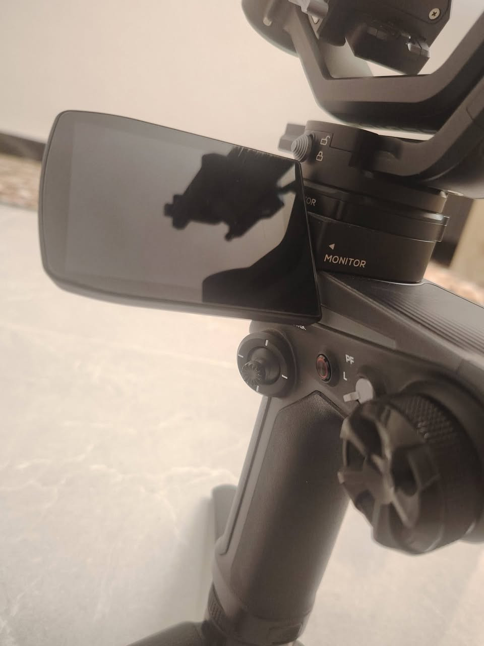 سوني ZV-E10, رونن
للبيع: معدات تصوير تاخذهن وگبل تشتغل. 

١- سوني ZV-E10 نظافة 100% استعمال قليل. 

- الكاميرا غنية عن التعريف، وياها كامل ملحقات (كيبلات، شاحن، كارتون، فلتر صوت، عدسة) مثل ما موضح بالصور. 
- يجيك وياها نك مايك هدية  🎁
- سعر الكاميرا 725 ألف مع التوصيل. 

٢- Ronin Zhiyun Weebill 2 الإحترافي
- ويا الترايبود والقواعد والفلينة مالته. 
- السعر 275 ألف مع التوصيل. 

- للتواصل خاص او واتساب ***********

