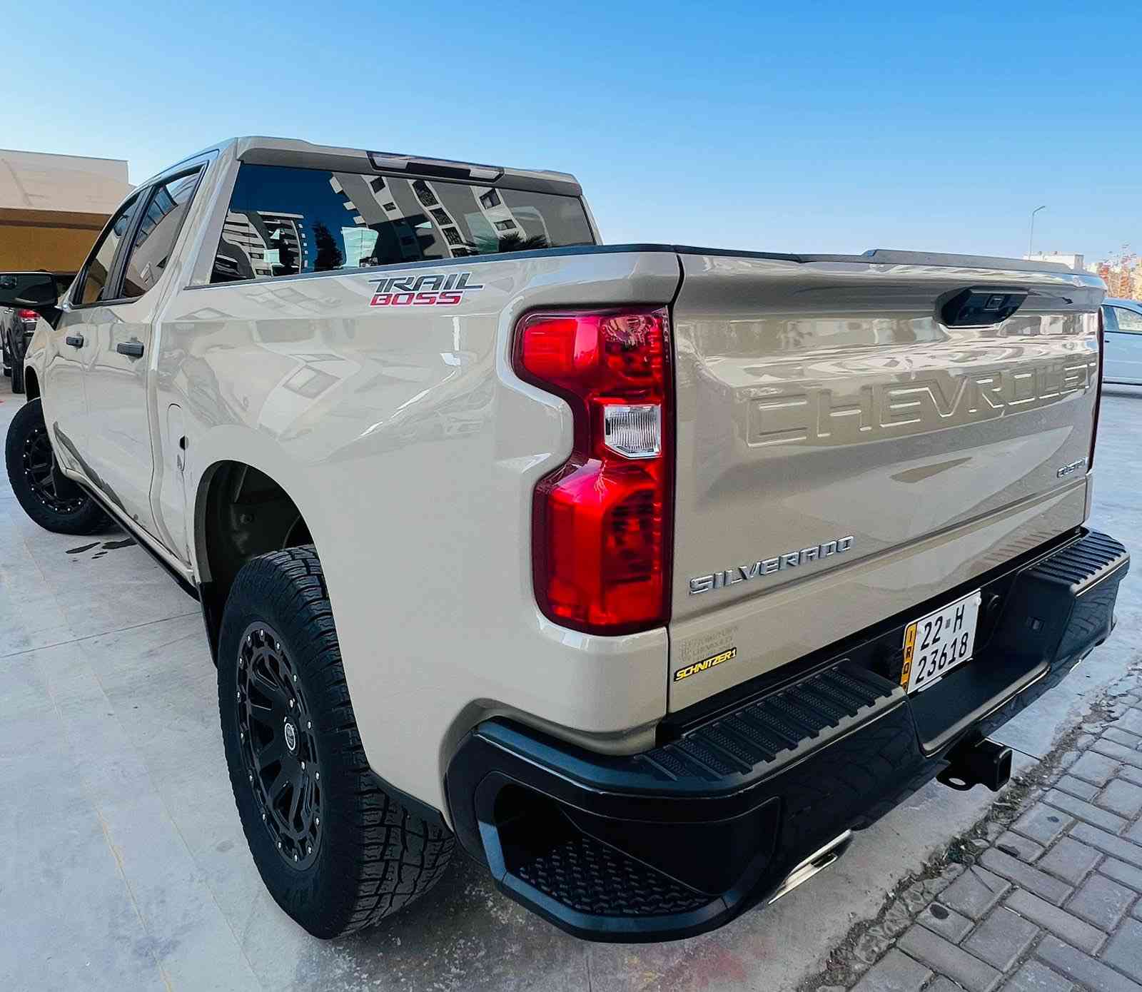 سلام عليكم
سلفرادو 2022 مواصفات TRAIL Boos  Z71
لون بيجي صحراوي مميز جدا بهذا الموديل
عداد المسافة 83 الف كم 
- محرك 8 سلندر 5.3
- ⁠باب طويل بدي قصير 
- ⁠رادار امامي / كامرة خلفية دوارة
- ⁠فورويل صعود  ونزول ونظام منحدرات
- ⁠صندوك كهرباء / كرسي سائق كهرباء
- ⁠مانع تصادم / اوتو ستوب
- ⁠شاشة لمس 
- ⁠تحديد مسار
- ⁠تبريد قطعتين
- ⁠بصمة تشغيل عن بعد / فتح صندوق بصمة
- ⁠دبل گزوز
- ⁠دوسات كهرباء تفتح مع الباب اصلية
- ⁠غطاء بدي اصلي
- ⁠ويل 20
السيارة نظيفة جداً وعليهه صيانة كاملة 
وبرغي مابيهه نقص
حادث بسيط جاملغ جهة السايق جزء من عنده تصليح بارد وموضح بالصور
بدون صبغ بدون تبديل
مكان السيارة / بغداد الوزيرية
السعر 370$
***********
