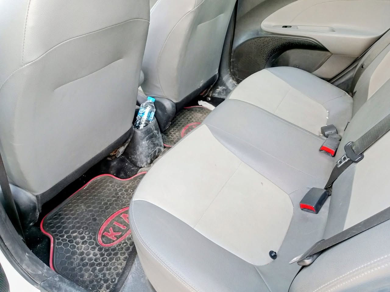 السلام عليكم 
كيا بيجاس موديل (2023 )
ماشيه( 32 )الف كيلو  
اسبير ما نازل
سلايد روف تحكم ستيرن جهتين 
كروس 
شاشه ابل كار بلي واندرويد اوتو 
كامرا اشاير بالمري 
كشافات 
بيها شويه رصعات 
وبيها رصعة جوه قريبة على باب الصدر بالباب الخلفي زغيرة .
رقم اربيل .  
السعر107$..تخم تاير جديد..وكالة باسمي هاتف ***********
