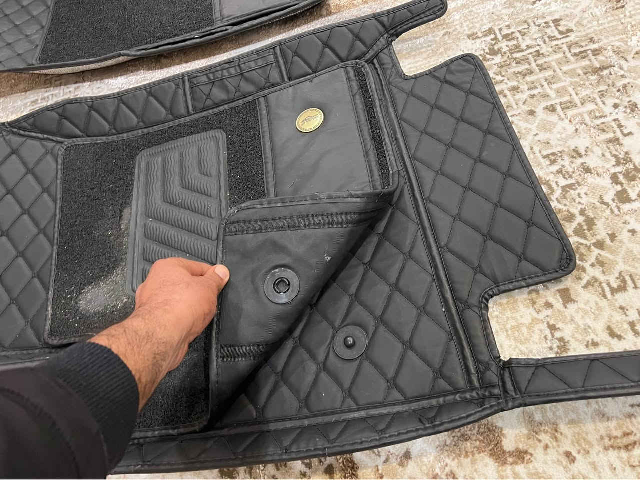 گاعی قالبی (vip) دەبڵ قرتەی فریزو جلد  زۆر زۆر تازەو خاوێنە تەنها یەک هەفتە راخراوە و تەنانەت بەشی دواوەی پێی لسەر دانەنراوە بۆ فرۆشتن 
*********** أربيل, العراق
