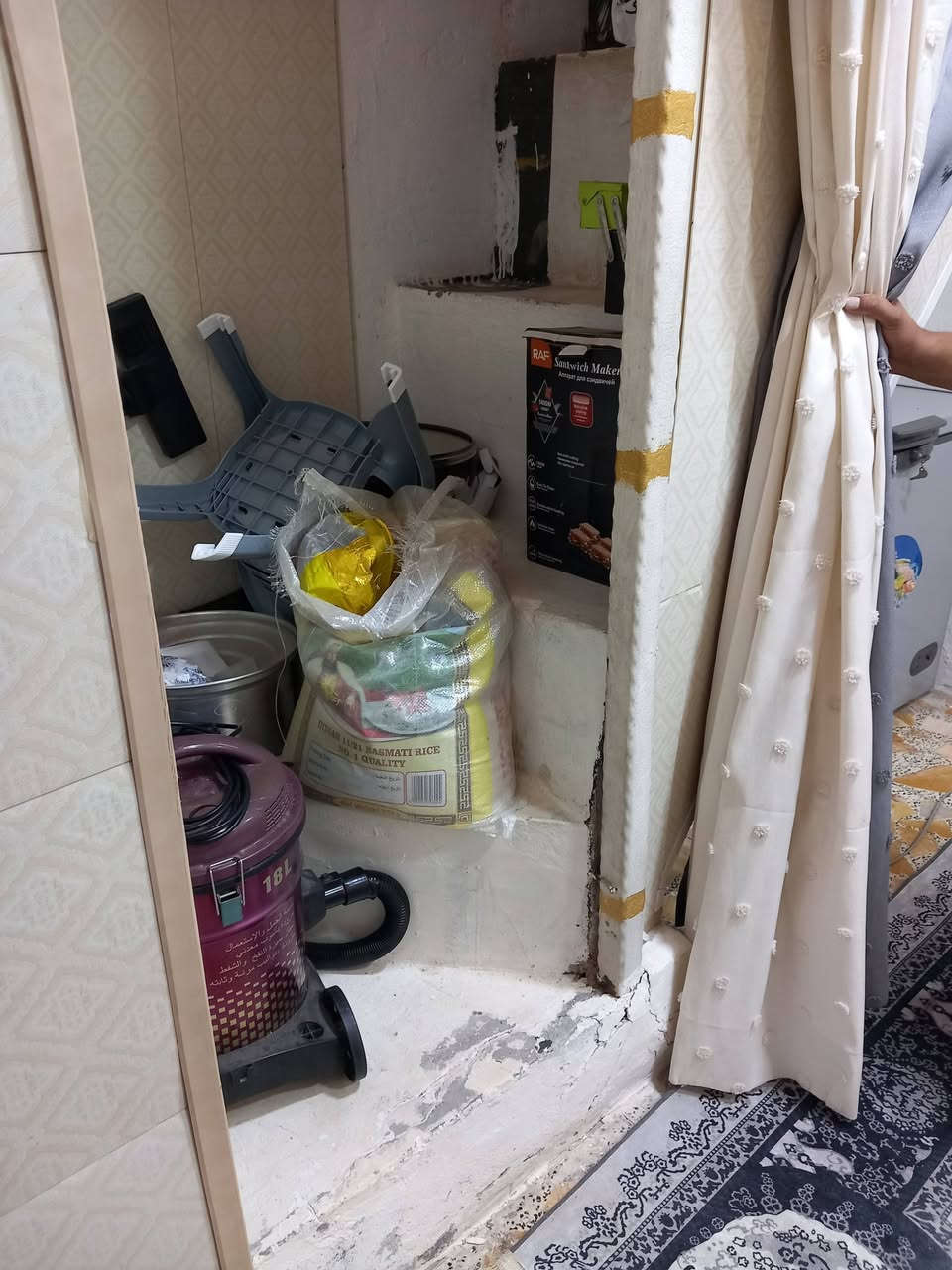 بيت بناء نظيف جداً المساحة 50 متر يحتوي البيت على غرفة وصالة ومطبخ ومنور وصحيات البناء بلوك اساس تچعيب والسقف عگادة البيت سقوف ثانوية ارضية كاشي مرمر حدادية درجة اولى طابو زراعي سند 25 الموقع كوفة سهلة شارع معمل الدبس نهاية فرع هاني بن عروة السعر 16 مليون غير قابل للتفاوض للأستفسار واتساب *********** 

مكتب الموسوي للوسائط العقارية مستعدون لأستقبال عروضكم التجارية والزراعية والسكنية بيع وشراء رهان ايجار

