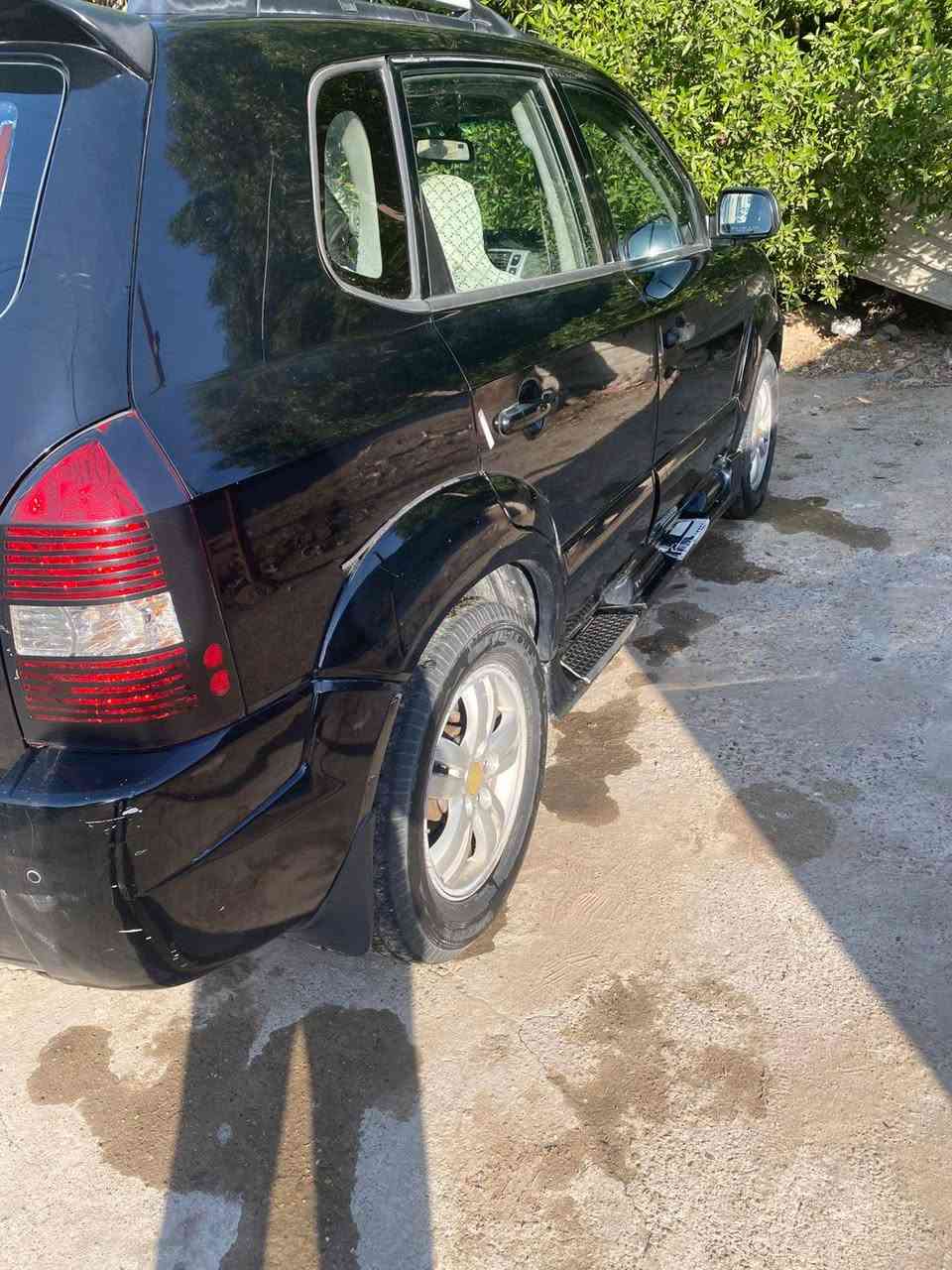 السلام عليكم 
توسان موديل 2007
 رقم بغداد الماني بأسمي 
محرك 2700 ستة سلندر 
سلايت روف
شاشة + كاميرا
تشغيل عن بعد
تدفئة بالمقاعد الأمامية 
تبريد شغال 
صدر امامي جديد 
داينمو + سلف + باور ستيرن جديد 
حادثها بامريكا جاملغ امامي جهة السكن 
باقي السيارة بدون حادث ولاصبغ 
وبيها جراد قليل بالبنيد والقمارة 
سنوية نافذة شهر 1
مكان السيارة بغداد الرصافة
السعر   90$ وبيها مجال 
للتواصل ***********
