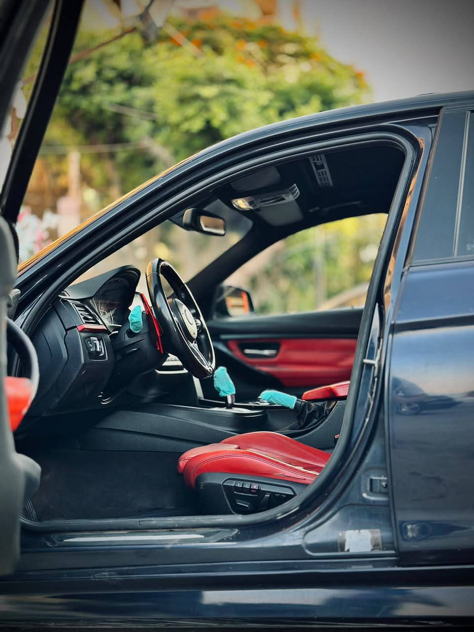 الموديل: BMW 320i موديل 2014.

 الحالة: فابريكا بالكامل من الداخل، ورشة خارجي (ما عدا السقف) للتجميل فقط (بحالة ممتازة).

 العداد: 245,000 كم (صيانة دورية).

 الرخصة: سارية لمدة سنة.

 المرور: مرور السلام.

✨ مميزات الـ 320i:
 تصميم رياضي خالد يخطف الأنظار.
 نظام دفع يمنحك ثقة وأداء ألماني لا يضاهى.
 حالة صاج وميكانيكا تعكس الاهتمام بالسيارة.

السعر لي سرعه البيع 

للتواصل او الاستفسارات علي رقم :٠١١٢٠١٧٥٢٤٨ القاهرة, مصر


**إذا كنت صاحب هذا الإعلان وتريد حذفه لأي سبب، رجاءا أرسل رسالة إلى الدعم الفني**