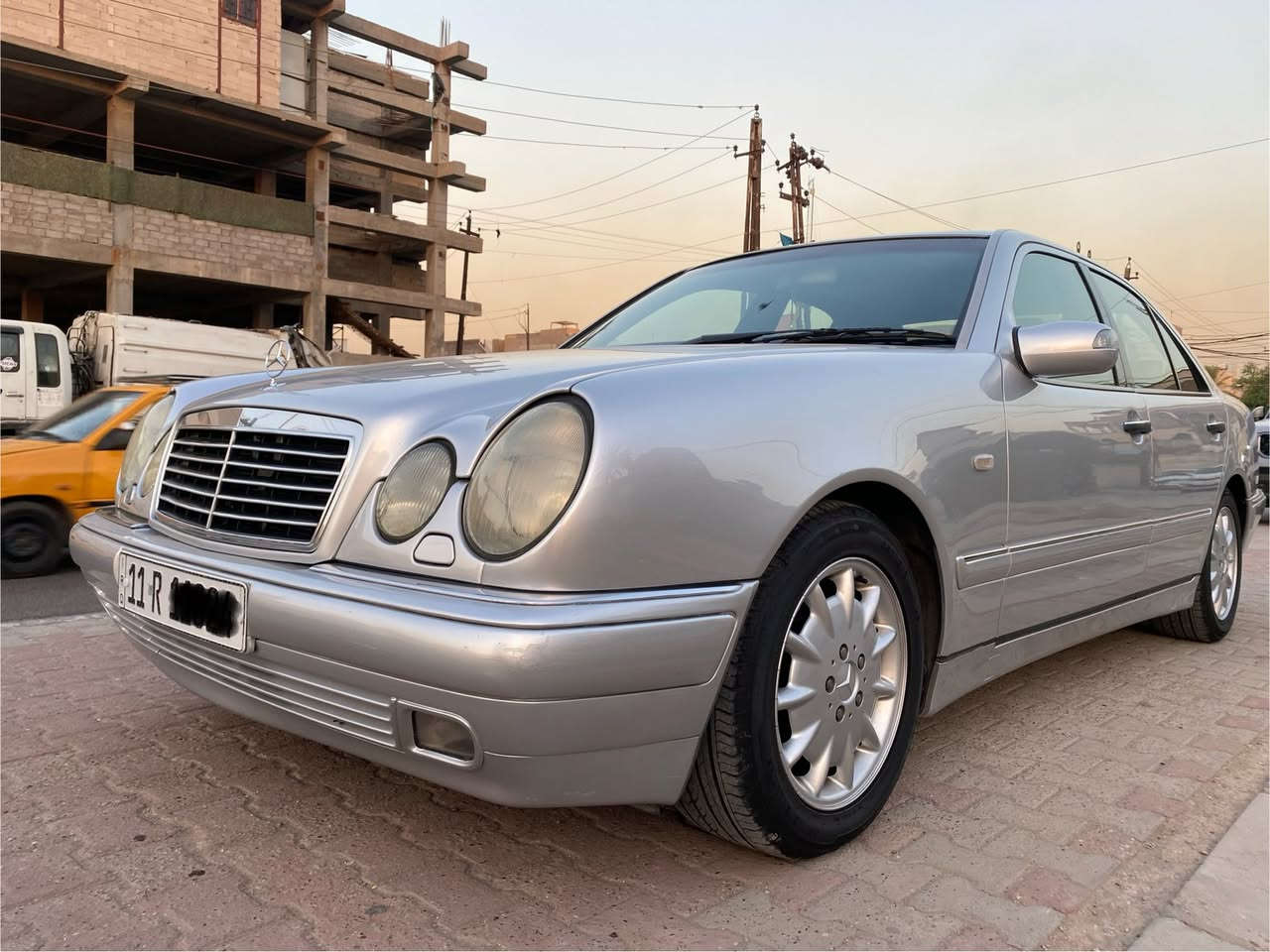 مرسيدس ام عيون W210 للبيع فقط
موديل 1997 صبغ عام سبب الجراد بدون حادث او خياسات سلايت روف 
مكينه 320 V المرغوب  گير D4 سلايت روف مرايات اشاره وشفط صدر امامي خلفي جديد كهربائيات كلها بلاد لايت زنون تبريد ثلج رقم بغداد هزه جديده بسمي تحويل مباشر السياره جاهزه من كلشي #️⃣محرك ڤي V بلادي مو خراطيم 

مكان السياره بغداد الكرخ شارع حيفا  ***********واتساب 
السعر خاص🫡
