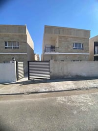 القرية الانجليزية • ٢٠٠م • ٤ غرف