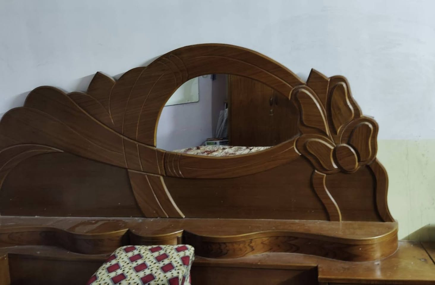 السلام عليكم غرفه نوم متكونه من كنتور طابقين سته ابواب وجربايه نفرين ميز تواليت وكومدي .400وبيها مجال 
***********
