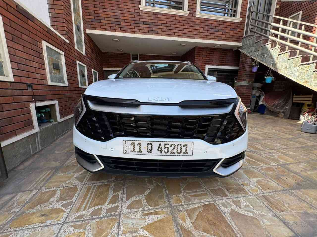 السلام عليكم 

🚘 كيا سبورتج موديل 2024  
خليجي وكالة الدولية  
ماشية 52 ألف كم فقط  
مكفولة كفالة عامة

▪️ تشغيل بصمة  
▪️ إنارة ترحيب  
▪️ مقاعد أمامية كهرباء  
▪️ تدفئة مقود ومقاعد  
▪️ ويلات 19 كروم  
▪️ حساسات + كامرة خلفية  
▪️ السيارة نظيفة جداً وبحالة ممتازة ✨
السعر 213 ورقه وبيها مجال بسيط 

📞 للاستفسار: ***********  
📍 العنوان: الدورة — شارع أبو طيارة

