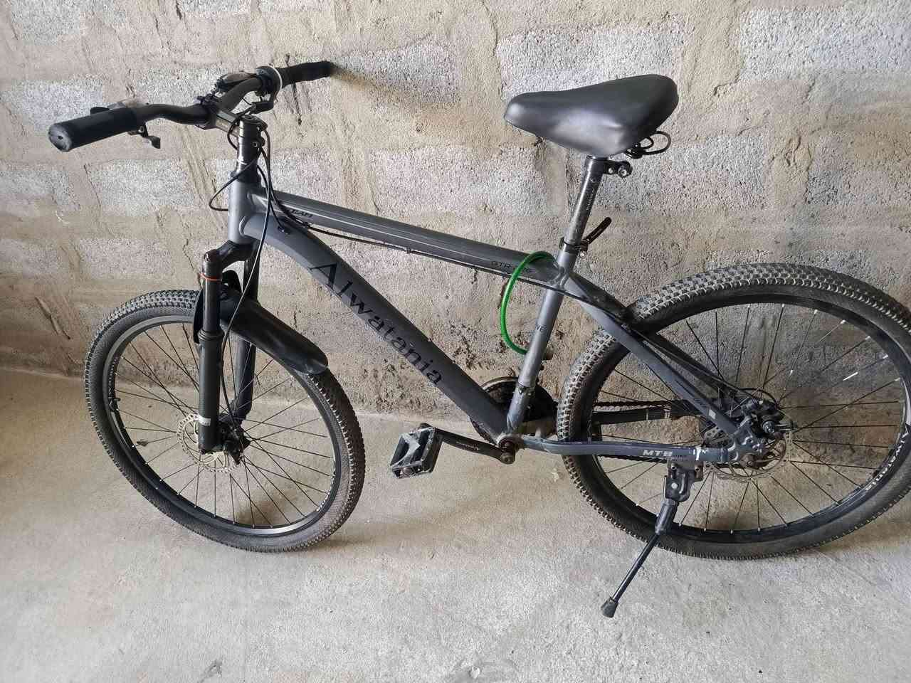 للبيع نضيف حيل لون كحلي حجم 28 

سعر 80 وبيزمجال شي قليل 

*********** اسيا

***********كورك
