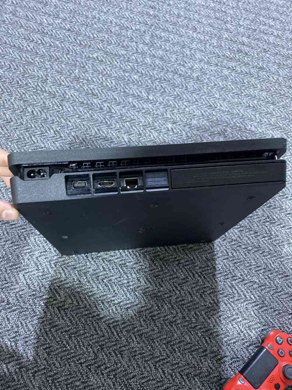 بليستيشن 4 نضيف مستعمل وياه جوستك وحده                   5 اقرص                                                                                          1 قرص فيفا نضيف مستعمل 
2 اقرص UNCHARTED الجزء الاول والجزء الثاني جديدات
1 قرص GTA5 نضيف مستعمل مده قصيره 
قرص THE LAST OF US مره وحده مستعمل نضيف جديد 
 1جوستك نضيفه 
التواصل عبر الفيسبوك و اتساب عبر رقم *********** 
العنوان البصرة الزبير يوجد توصيل للشراي 
السعر 275
