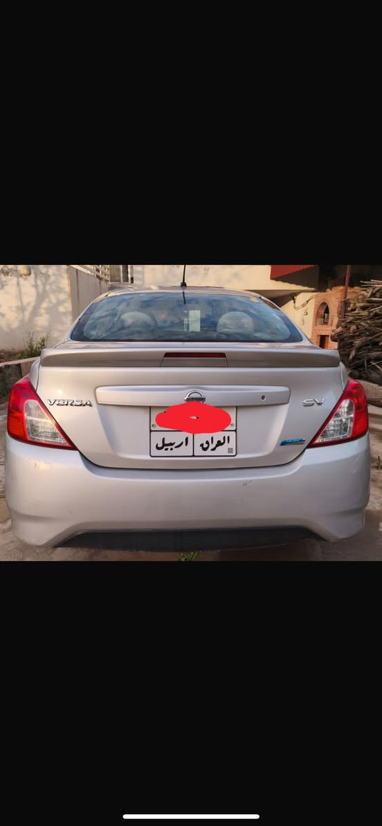نیسان ڤێرسا ٢٠١٦ 
گێرو مەکینەی بەشەرت
چەمەلەخی پێشەوە بۆیاخە بێ ناو گرتن
سەر هیلالی بستێک بۆیاخە
ناودەرگای سایەقیش تۆزیکی پیوەیە
تۆزی ساردیشی هەیە 
سەنەوی بەسەرچووە
بەناو کردنو هەموو شتی بەشەرتە
ڕانیە / ***********
