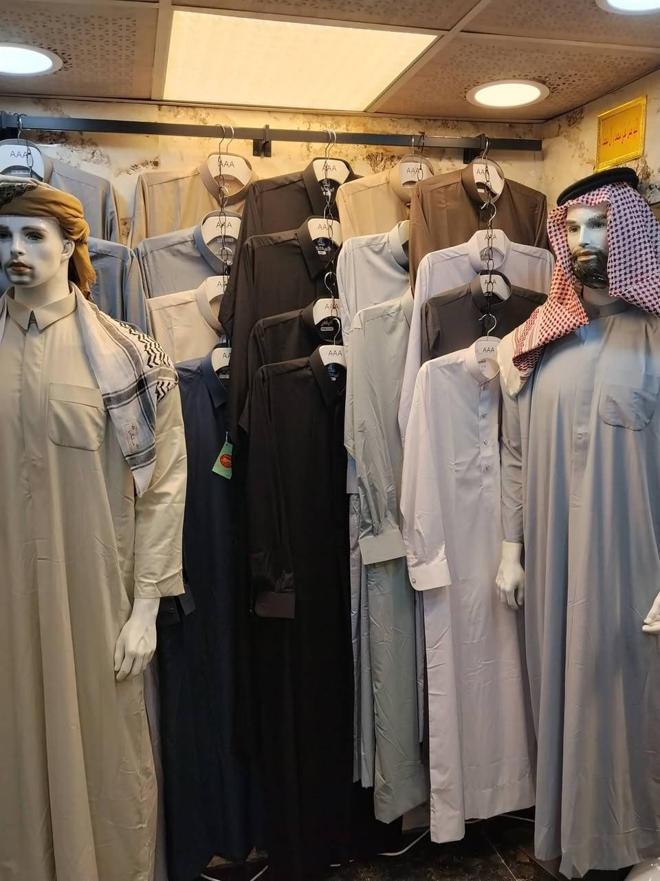 السلام عليكم 
اخوان عندي دشاديش  وگلبيات رجالية وولادي للبيع   اقل من فلوس الجملة وهذا رقمي.    ***********
