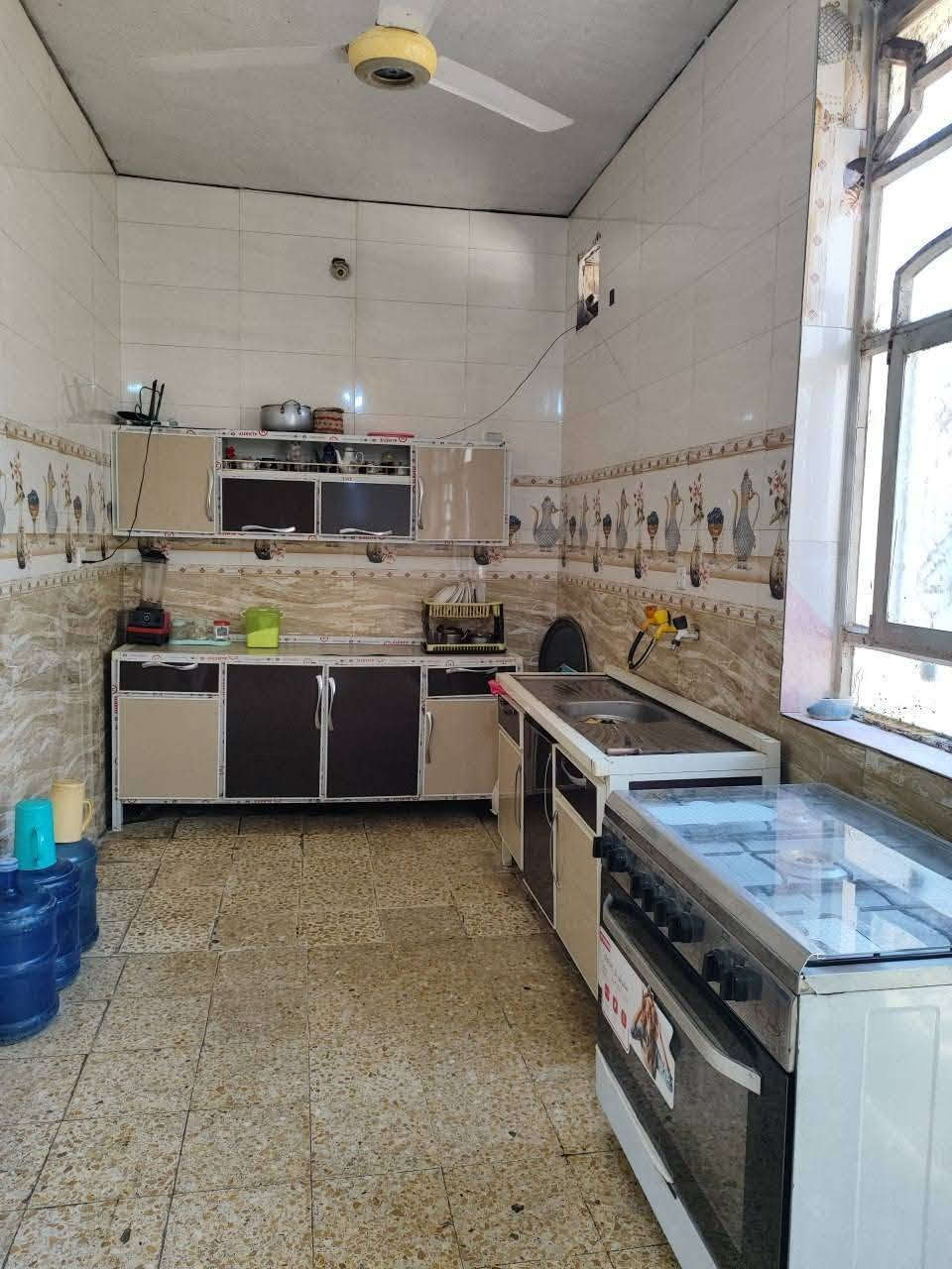 السلام عليكم 
بيت للبيع مساحته 120 النزال ١٠ والواجهيه ١٠ 
البيت طابقين متكون ٣غرف وصاله وكندور مطبخ وصحيات 
موقعه حله نادر الاولى 
باقي التفاصيل خاص للتواصل الاتصال على هذا الرقم 
***********

