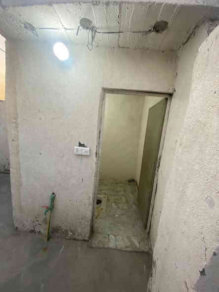 السلام عليكم 

بيت للبيع مساحه 130 متر 
يحتوي على مطبخ واستقبال غرفه نوم حمام 
البيت جاهز من كلشي سقف سندويش 
خدمات كامله مي مجاري كهرباء تبليط 
المكان جسر ديالى جامع طه قرب ملعب العيساوي 

الاستفسار الأتصال ***********
