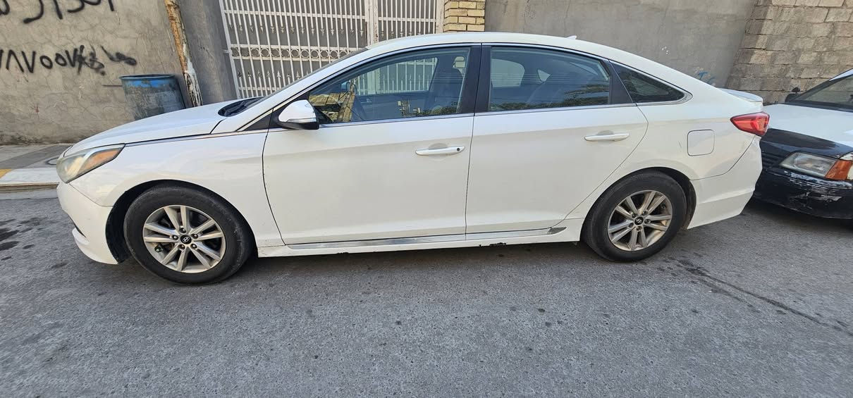 سوناتا ٢٠١٥ وارد أمريكي بدون حادث رقم سليمانيه بأسمي بيها تقشير وتحتاج صبغ السعر ١١٠ وبها مجال . 
***********
