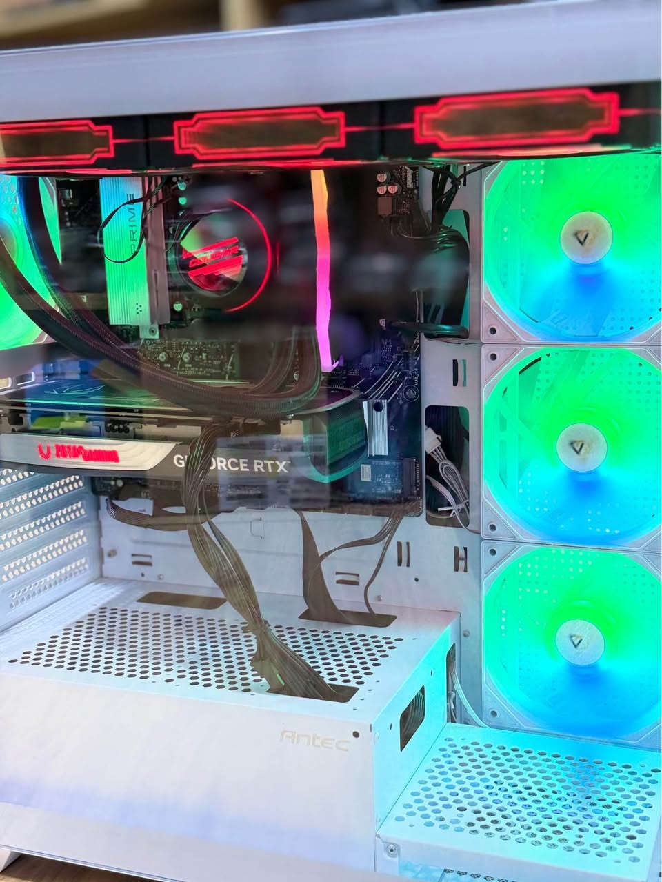 Gpu:4070 zotac 12 gb
Cpu:ryzn 5 7600
Ram: 16gb t force ddr5 6000mhz 
Psh: 750w +80 gold  segotep 
Mth: b650 asus prime 
Hard:512 ssd m.2
Cooler: liquid cooler cougar 3fan 360mm
Case : antec. 7*fan

کەیسی گەیمینگ و زۆر بەهێز بۆ هەموو کاریک دەبێت 
زەمانی ١ مانگ 
نرخی 1075$ قفڵ
وەک نوێ وایە 
گەیاندن بۆ هەموو شوێنێک هەیە 
***********
*********** أربيل, العراق
