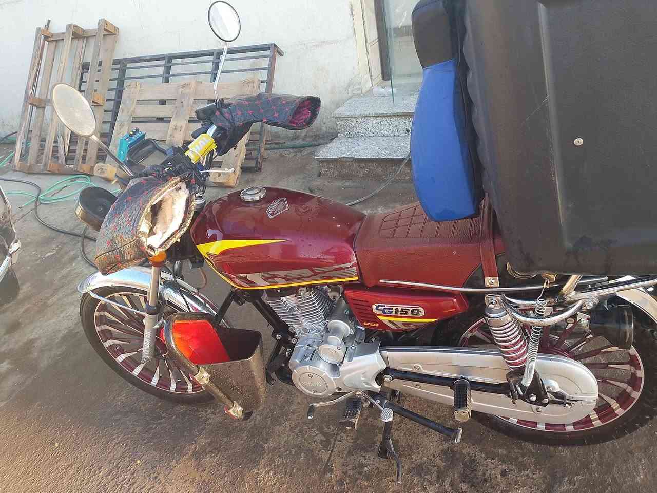 السلام عليكم دراجه سيڤان للبيع موديل 24مكفول كدامك السعر 600وبي مجال مستعجل ع بيعته***********
