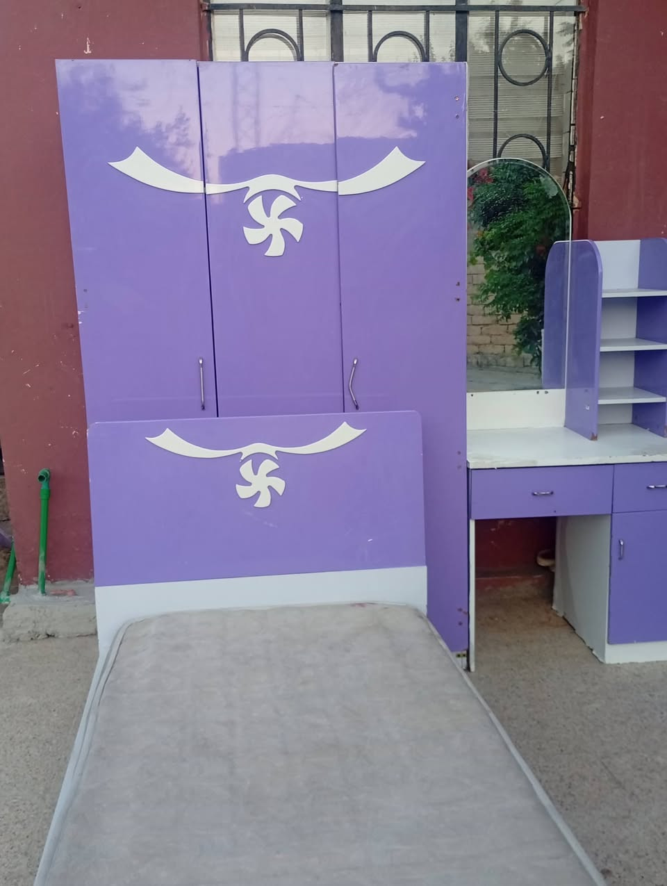 غرفه نوم بناتي سعر 150بي مجال
حي الملايين اولى يم جامع صواف ***********
