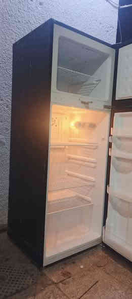 ثلاجه للبيع 12قدم نضافه فول للستفسار موجود خاص *********** لعنوان بغداد زعفرانيه
