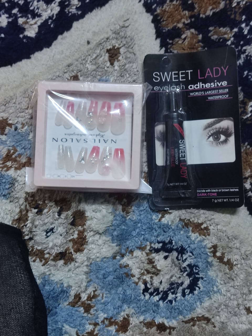 السلام عليكم خواتي جان عندي صالون نسائي عزلتو عندي غراض لبيعه
صبغ شعر عدد 18 سعر القطعه 2000
تاج شعر عدد    3.  سعر المجموع 7000
شعر طويل  عدد 5 سعر المجموع 5000
عدسه عيون عدد 2 سعر المجموع 6000
ريموش دسته كامل  سعر المجموع 5000
صبغ اظافر عدد 1.  سعر المجموع  5000
صبغ حواجب عدد 1  سعر المجموع 2.50
دهن شعر عدد 1.      سعر المجموع 1.50
قداح مال ملفع عدد 9 سعر المجموع 15000
اظافر و لحيم عدد 5.       سعر المجموع 5000
طوقه مال شعر اسود عدد 1 سعر المجموع 1000
مقص مال شعر عدد 1.    سعر المجموع 3.50
رقم تلفون الواتساب ***********
