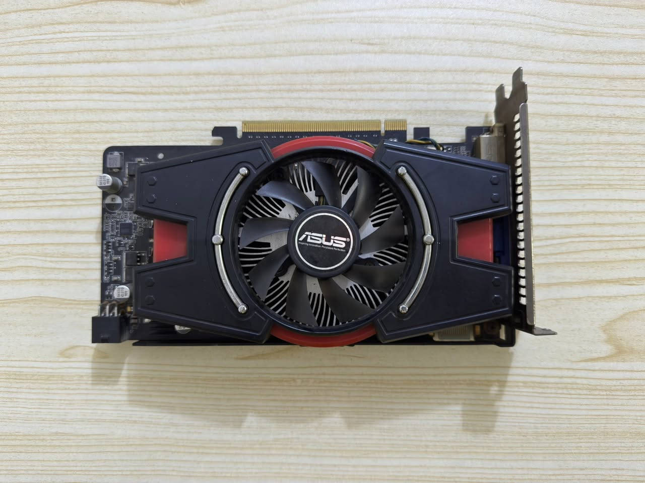 السلام عليكم
شاشه حجم ٢٨ hp 1080 60fps سعرها ٦٥

كارت شاشه gtx 550 سعره ١٠

كيس ميني صغير وبيه اناره سعره ٣٠

معالج core i7 868 سعره ١٠

واي فاي بيسي سعره ٥


**إذا كنت صاحب هذا الإعلان وتريد حذفه لأي سبب، رجاءا أرسل رسالة إلى الدعم الفني**