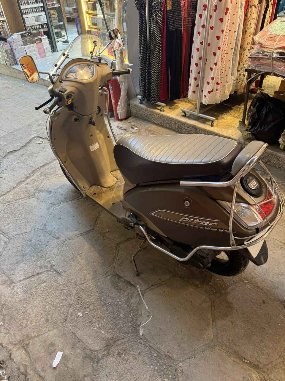 السلام عليكم 
دراجه هندي tvs جوبتير كلاسك 
دراجه راقيه بمعنئ الكلمه 
سبب البيع ماعندي مكان الها  بالبيت 
شغاله وماناقصها كلشي 
مكاني البصره العشار 
***********
