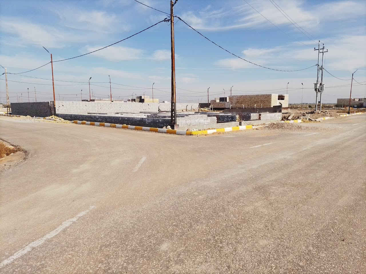 السلام عليكم
قطعه ارض المساحه ١٠٠ م 
الاتصال على صاحب القطعة *********** 
منطقة كافه الخدمات بيه ماء كهرباء 
إني مكلف بالنشر رجاء رجاء السعر يم صاحب القطعة
