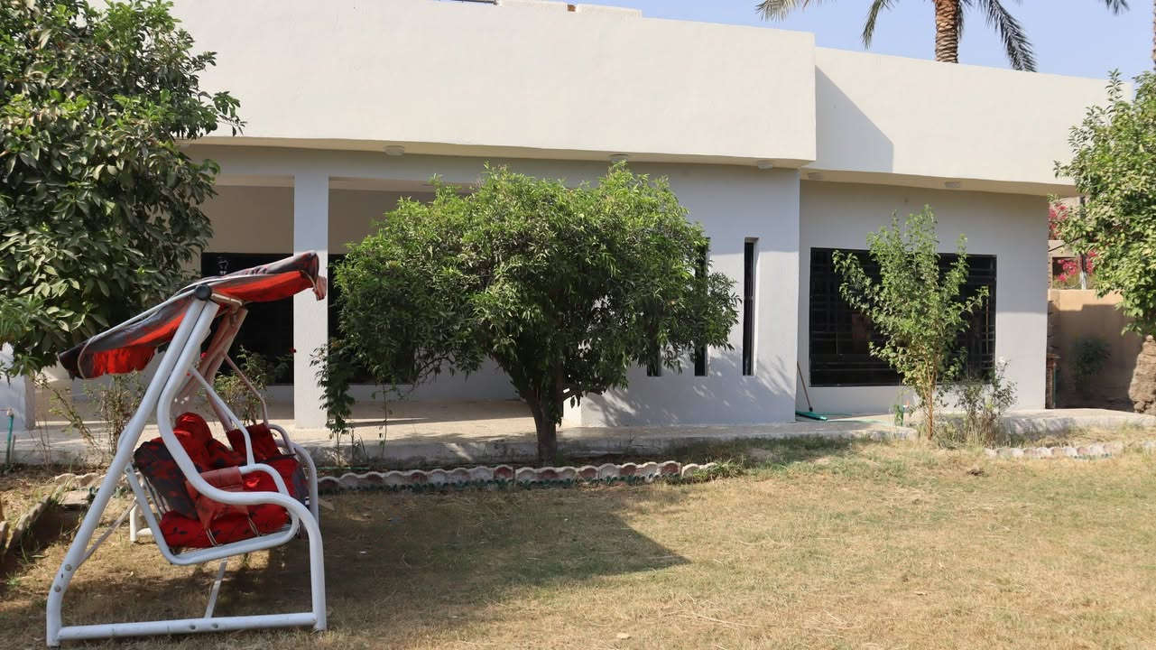 بيت للبيع 
طابو زراعي مساحة ١٣٠٠ متر  تحتوي على اشجار حمضيات وفواكه ونخيل
مساحة البناء ٣٦٠ يحتوي الطابق الاول على ٤ غرف نوم + استقبال + هول + مطبخ+ مجمع صحيات 
الطابق الثاني يتكون من غرفتين نوم + مطبخ وصحيات بالأضافه الى درج خارجي 
ويحتوي البيت على حديقة امامية + حديقة خلفية  كراج يتسع ل  ٤ سيارات بالإضافة إلى صحيات خارجية واجهة البيت ٢٥ متر يقع في منطقة المدائن قرب مطعم البستان قريب من الشارع العام المنطقة كاملة الخدمات ماء ومجاري وكهرباء البيت طابو زراعي سند ٢٥ حق التصرف وبه أجازة بناء وورقة كهرباء وماء مسجل ويتحول السند بأسم المشتري في طابو المدائن .
للتواصل الاتصال على الرقم ***********
