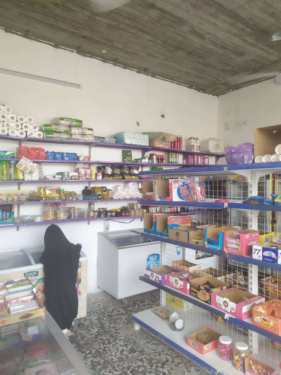 السلام عليكم عندي اسواق للبيع في مجمع الاميرات الأولى اسواق شمس الاميرات  السعر خمسه أونص اوبيه مجال ت ***********
