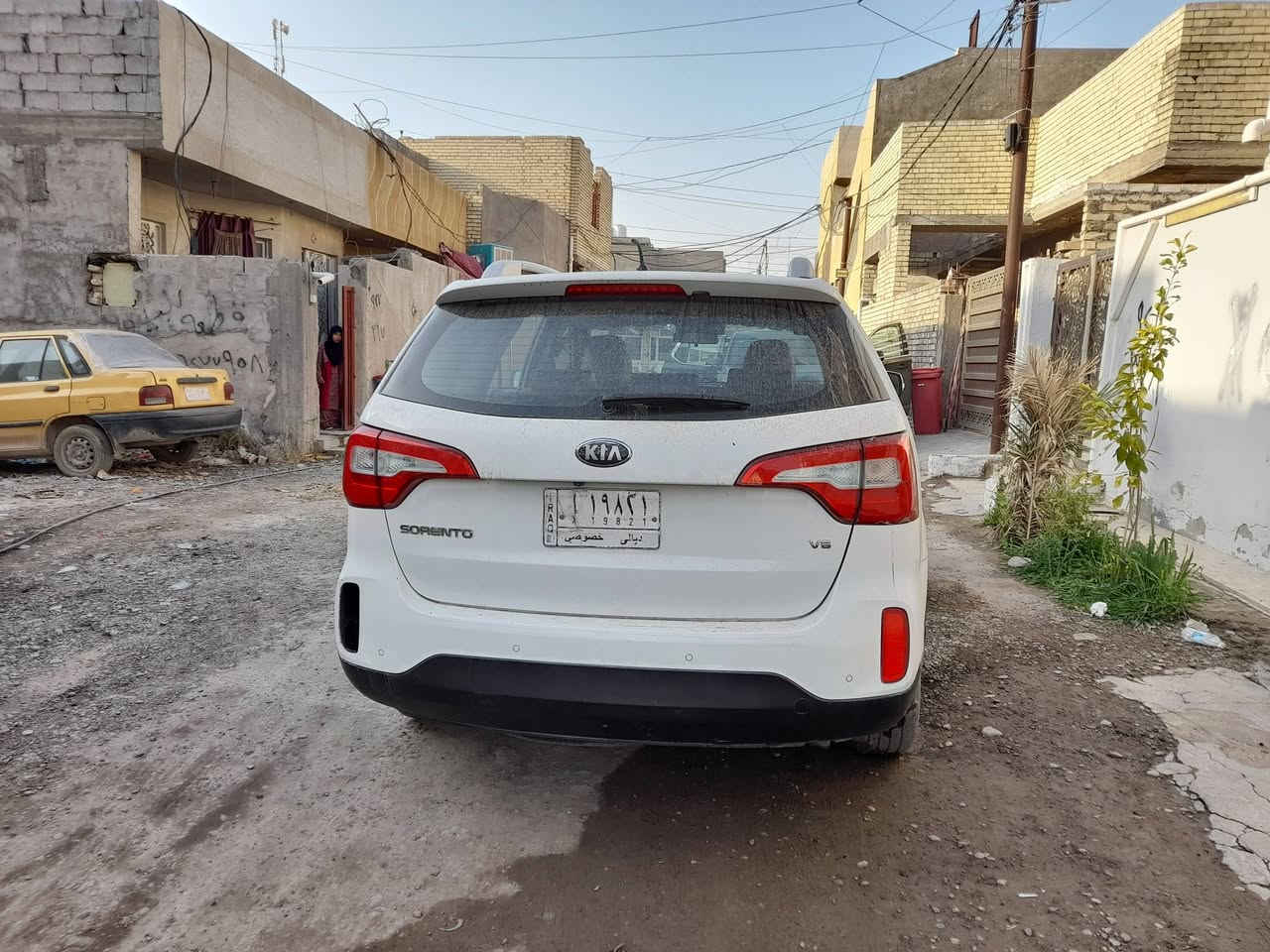السلام عليكم للبيع كيا سورنتو١٣ لد خلفي مكينة٣.٥ تو ويل ٦سلندرمكان السيارة بغداد  الغزالية رقم ***********
