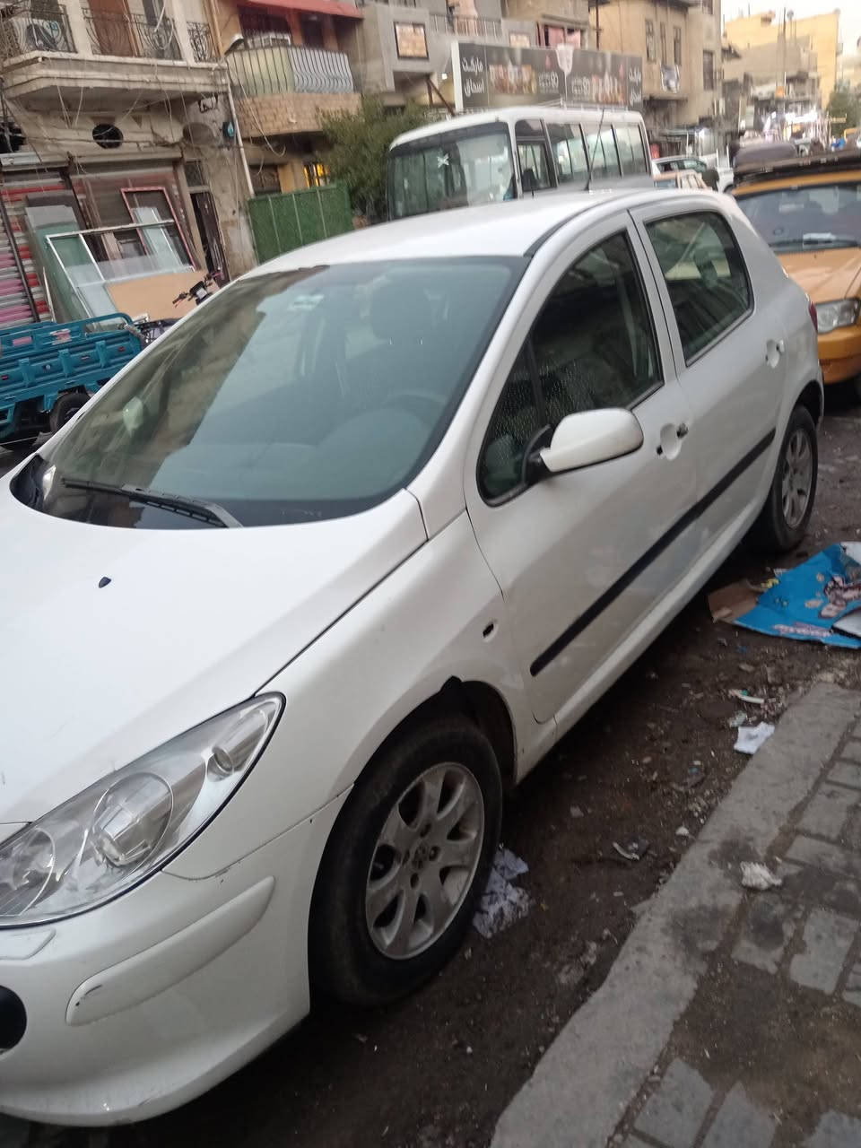 السلام عليكم من رخصة الإدارة المحترمة بيجو ٣٠٧ اوتوماتيك تبريد جاهزه من كلشي بيها جاملغ امامي يمنه بي كسر ويده مال باب مكسوره رقم بغداد مشروع وطني تحويل مباشر بيها وكاله عامه ابو الوكاله يحولك السعر ٤٢ ورقه وبيها مجال بصيط مكان السياره بغداد الشيخ عمر قرب مطعم الياسمين رقم الهاتف *********** اسف على الإطالة
