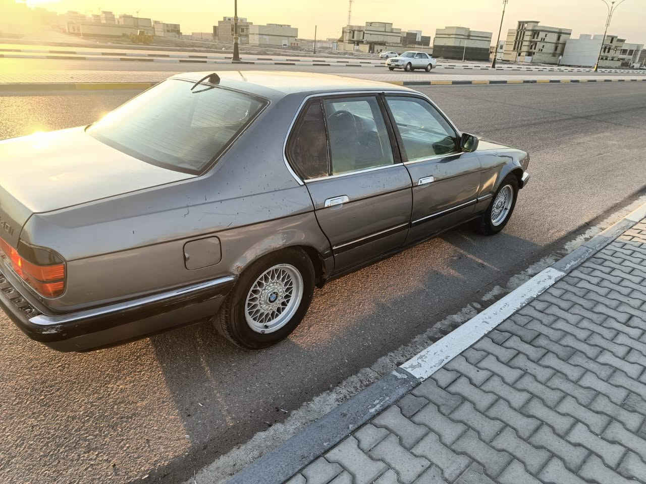 السلام عليكم سياره بي إم مديل 92 :؛ 8سلندر حجم 35 سياره جاهزه مكينه كير حداده تخم تاير سياره جهزه رقم الهاتف ***********//*********** .  مكان البصره   السعر 40  وبيه مجال.،
