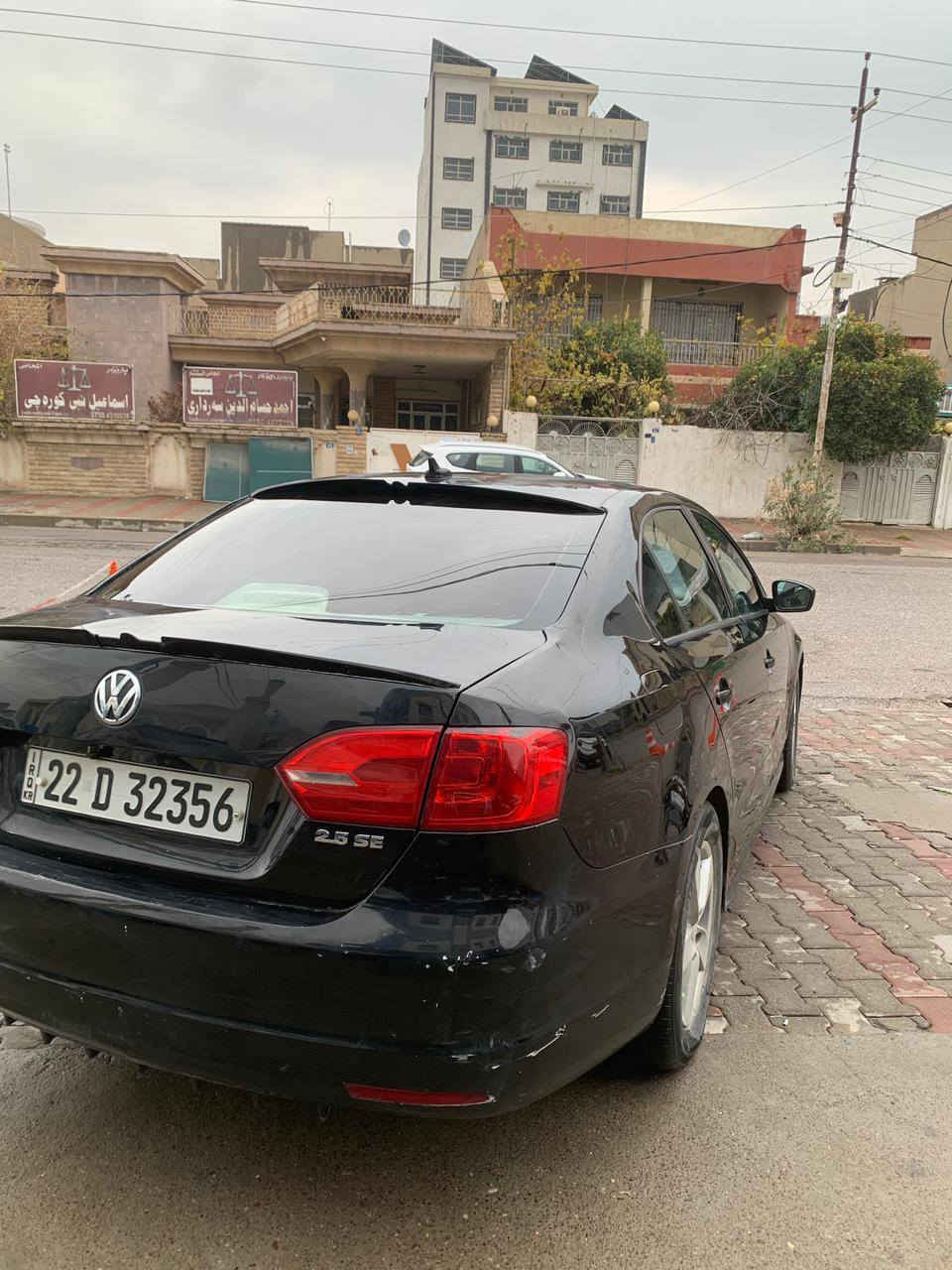 فولكس واجن جيتا (Jetta) - خليجي
​الموديل: 2012 / ناقل الحركة (كير) أوتوماتيك.
​رقم الهاتف: ***********
​اللوحة: أربيل (السنوية جديدة).
​المسافة المقطوعة: 160 ألف ميل (المحرك مختوم/كپس).
​المحرك: 5 سلندر (V5) - 2.5 لتر، بحالة ممتازة جداً.
​الضمان: الكير، المحرك، التبريد، والكهربائيات كلها بشرط الفحص.
​المواصفات (SE): بدون فتحة سقف، النوافذ الأربعة أوتوماتيك.
​حالة السيارة:
​السيارة مجددة بالكامل (دهن المحرك والكير تم تبديلهما حديثاً).
​صدر السيارة (الدبلات والمفاصل) مجدد بالكامل، ولا تحتاج لأي مصاريف نهائياً.
​الصبغ: السيارة (حزام صبغ)، توجد ضربة أمامية بسيطة (جمپ).
​الإيرباق: نظامي (سيستم)، مع وجود تعديل بسيط في البدن.
​ملاحظة: توجد صبغ وتكحل (كالبونەوە) في السقف. كركوك, العراق
