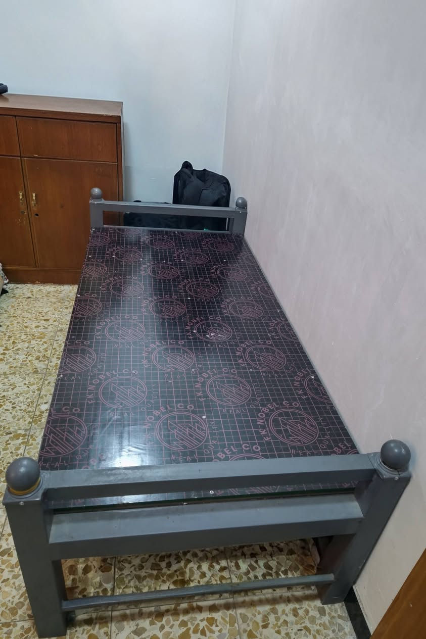 سرير حديد تفصال أستعمال قليل نظيف جدا ويتحمل أوزان عالية سعره 60 وبي مجال عنواني التاجيات 
واتساب ***********
