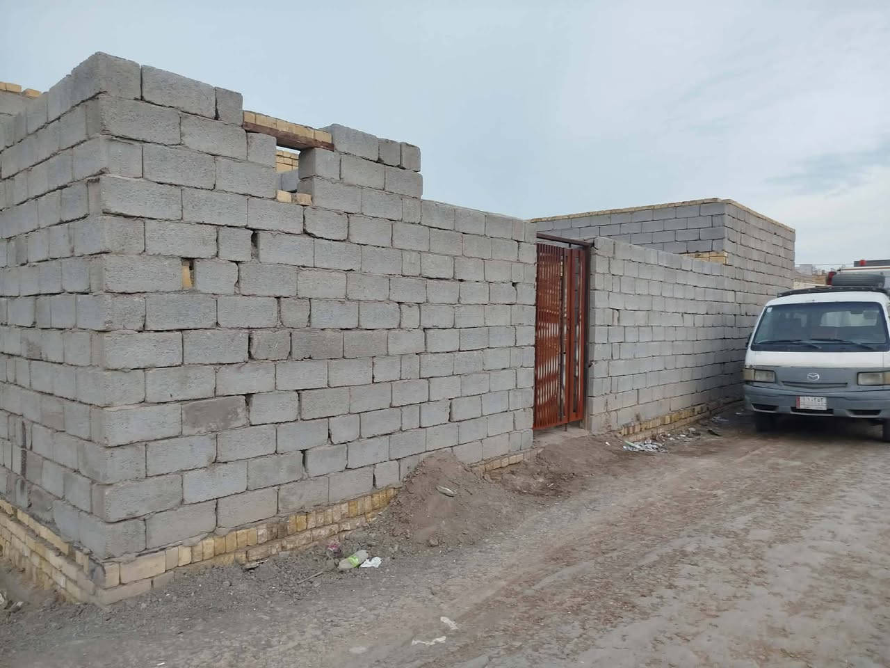 السلام عليكم بيت هيكل بالقريه العصريه ٢١٠متر كافت الخدمات بيه يبعد عن الشارع ميه وخمسين متر/ ٣غرف وصاله ومطبخ وديوانيه مثل ماموجود بالفيديو  البتلو صب رباط السعر ٣٨ /رقم المبايل/***********
