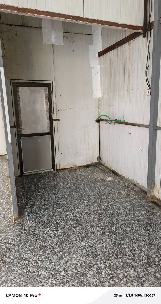 السلام عليكم بيت للايجار المساحه 200متر يحتوي على غرفتين نوم واستقبال ومطبخ وصاله وحمام وصحيات خارجيه البيت مبني بل كامل سندويچ العنوان ابي غرق حي السجاد منطقة الدليم يبعد عن شارع كربلاء 300متر للاستفسار اكثر اتصل على الرقم *********** احمد ابو حسين
