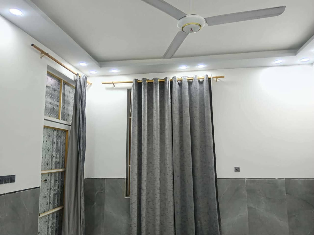 يعلن مكتب الاصدقاء للوساطة العقاريه

دار للبيع  125متر مربع بيه غرفتين نوم  شغل جناي ومستعجل علبيعته
طابوزراعي سند 25اقرار محكمه ثاني يوم🏡مشمول بقرار 320
✅ تحفه فنيه شغل درجه اوله جيب مهندس وافحص 

موقع ,البيت /نجف🏡 ملحق قرية الغديرنفسه بالملحق 

عنوان المكتب شارع الصب مقابل قرية الغدير عمود 261
البناء 🏡 
غرفتين   نوم/صاله/مطبخ استقبال/طرمه /صحيات/مكشوفه
بناء مرتب/ اساس + سقف كونكريت + طابوق جمهوري+سيراميك الواح هندي+ارضيه بورسلين ثقيل ++

ألخدمات 🏡 عرض الشارع 12
ماء/كهرباء/مدارس/سوق/تبليط/مولد
***********
