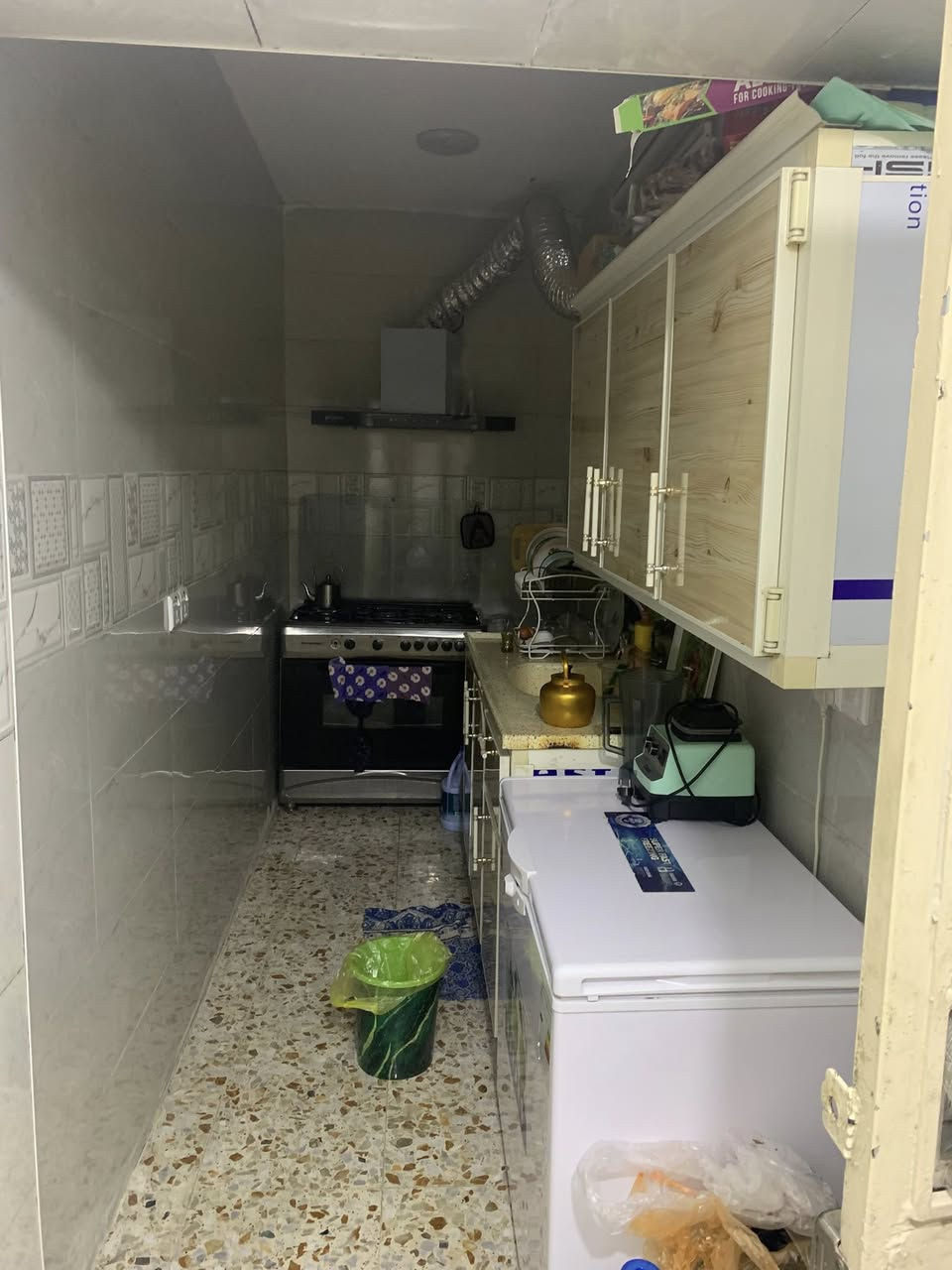 سلام عليكم  دار للبيع قرب. ساحت العوارض الواجه 6️⃣ النزال ١٥  يحتوي على طرمه اتكفي سياره او مطبخ في يمين الطرمه او منور استقبال حمام مرافق من فصلات او غرفت نوم مثل مو وضح هيه او البيه الطابق الثاني بي بسـَہ غرفه كبيره او صطح استاره مالته عاليه مترتين  السعر المطلوب 230 او بي مجال للتواصل ***********
