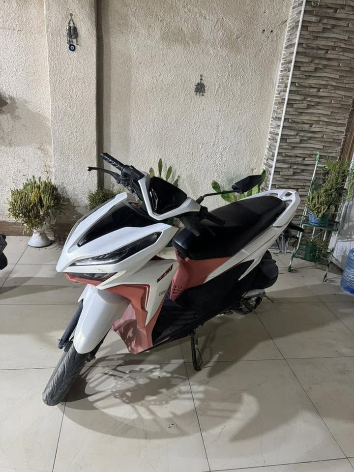 للبيع دراجة هوندا كليك 125i (Honda Click) نظيفة جداً كما موضح في الصور.
الممشى: 8467 كم فقط.
: الدراجة بحالة الوكالة، محركها ممتاز، واقتصادية جداً في استهلاك الوقود.
 اللون: أبيض مع لمسات حمراء (مميز)
السعر : 950 الف وبيها مجال بدون اوراق فقط مكاتبه 
عنوان السماوه مركز المدينه 
الرقم :***********
